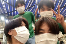 Nhặt được điện thoại, 3 nam sinh chụp ảnh "test camera" rồi trả lại người đánh rơi