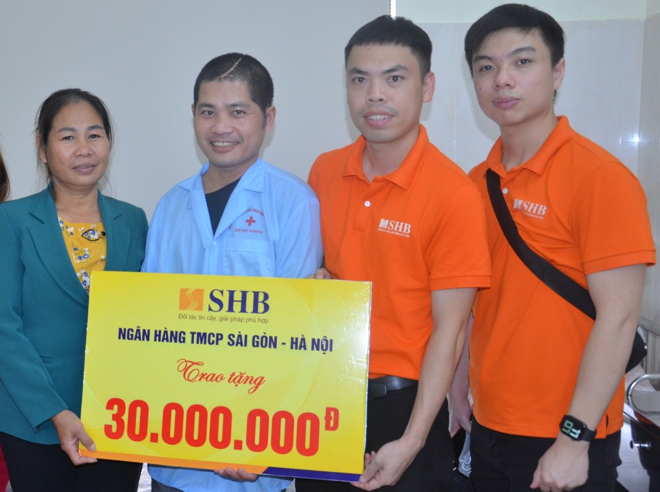 Bạn đọc Dân trí tiếp tục giúp đỡ người đàn ông vỡ hộp sọ nằm liệt giường - 1 Bạn đọc Dân trí tiếp tục giúp đỡ người đàn ông vỡ hộp sọ nằm liệt giường - 1