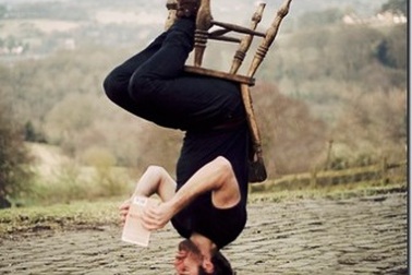 Nghiện chụp ảnh kiểu... “trồng cây chuối” 