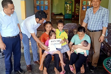 Bé gái mồ côi sống trong vòng tay yêu thương của bạn đọc Dân trí