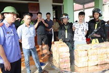 Bị truy đuổi, 2 đối tượng vứt 31kg ma túy xuống đường để tẩu thoát