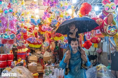 Hà Nội: Đang chơi Trung thu trời bất ngờ đổ mưa, bố mẹ ôm con tìm nơi trú