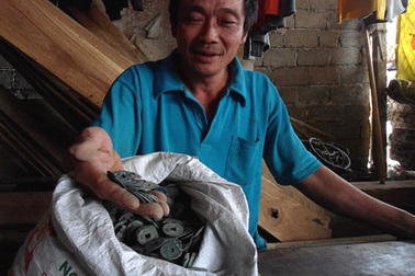 Đang cày ruộng, “húc” phải... một hũ tiền cổ