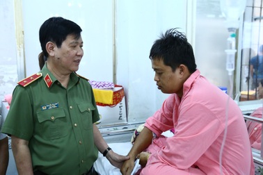 Vụ truy đuổi xe chở thuốc lá lậu: Bộ Công an thăm hỏi chiến sĩ CSGT bị thương