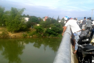 Nam thanh niên nhảy cầu tự vẫn sau bữa cơm tối