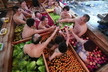 “Lẩu người” khổng lồ hút khách ở Trung Quốc