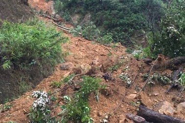 Quốc lộ sạt lở nghiêm trọng, ách tắc do mưa lũ