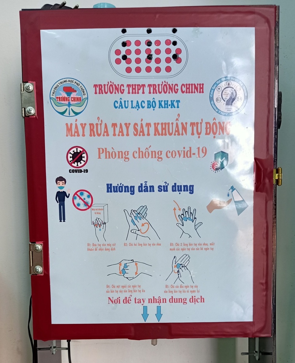 Thầy trò trường THPT sáng chế máy rửa tay sát khuẩn tự động có loa nhắc nhở - 3 Thầy trò trường THPT sáng chế máy rửa tay sát khuẩn tự động có loa nhắc nhở - 3
