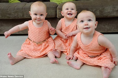 Bà mẹ sáng tạo dùng sơn móng tay để phân biệt con sinh 3