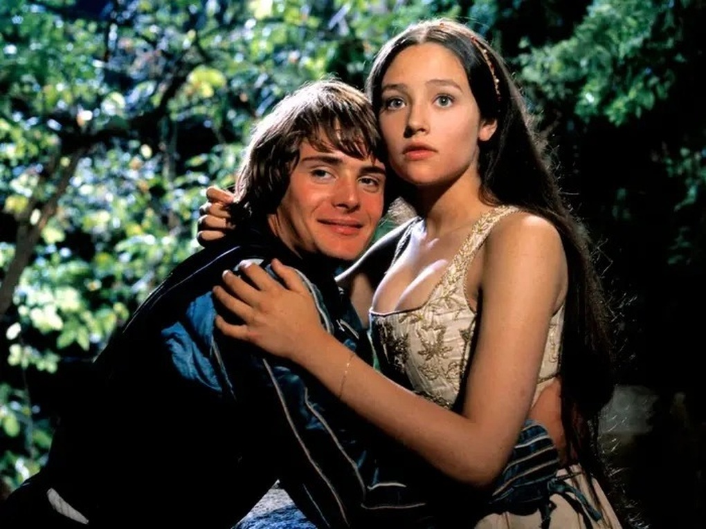 Con trai vị đạo diễn quá cố bênh vực cảnh nude trong Romeo và Juliet - 3 Con trai vị đạo diễn quá cố bênh vực cảnh nude trong Romeo và Juliet - 3