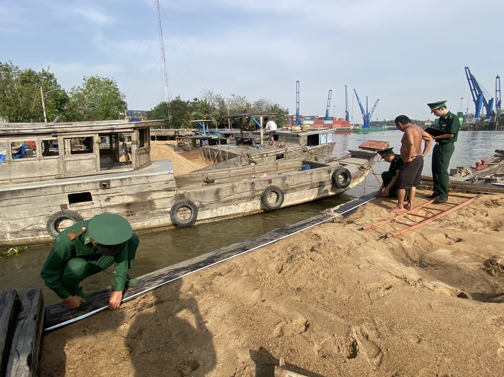 Bộ đội biên phòng bắt quả tang 12 người hút cát trên sông Đồng Nai - 1 Bộ đội biên phòng bắt quả tang 12 người hút cát trên sông Đồng Nai - 1
