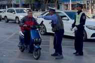 Mất cả gia đình vì tai nạn, cụ ông gần 40 năm làm việc xúc động
