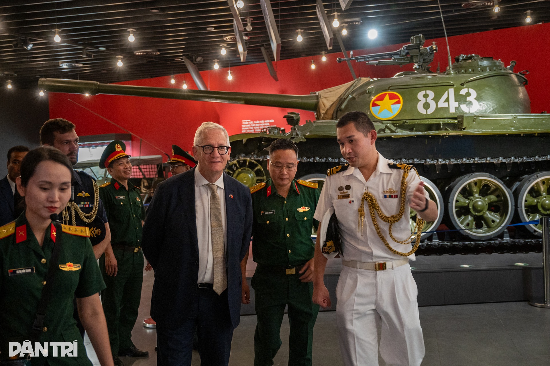 Phu quân Toàn quyền Australia tham quan Bảo tàng Lịch sử Quân sự Việt Nam - 7 Phu quân Toàn quyền Australia tham quan Bảo tàng Lịch sử Quân sự Việt Nam - 7