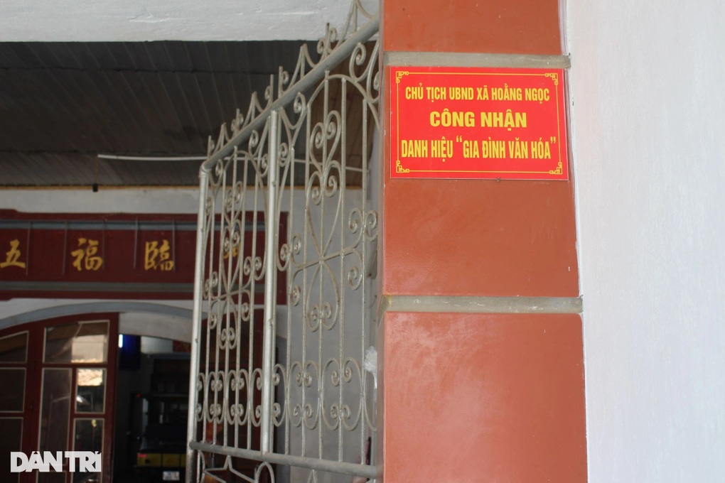 Hàng xóm từ mặt nhau vì tấm biển gia đình văn hóa trước cổng nhà - 1 Hàng xóm từ mặt nhau vì tấm biển gia đình văn hóa trước cổng nhà - 1