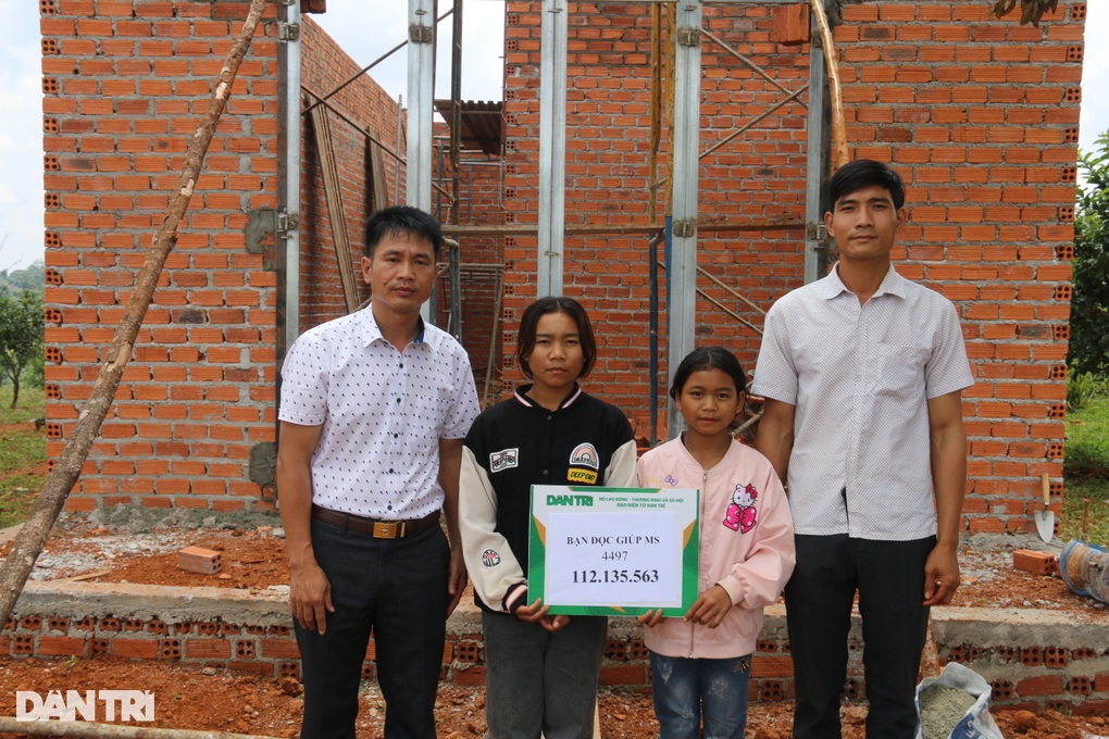 Hai chị em mồ côi, sống lay lắt được hỗ trợ hàng trăm triệu đồng - 1 Hai chị em mồ côi, sống lay lắt được hỗ trợ hàng trăm triệu đồng - 1