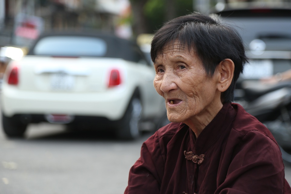 Hà Nội: Sống tròn một thế kỷ, cụ bà vẫn mưu sinh dưới nắng nóng 35 độ C - 8 Hà Nội: Sống tròn một thế kỷ, cụ bà vẫn mưu sinh dưới nắng nóng 35 độ C - 8