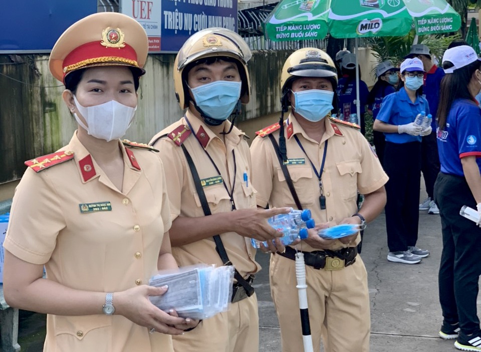 CSGT phát khẩu trang miễn phí cho thí sinh đi thi - 1 CSGT phát khẩu trang miễn phí cho thí sinh đi thi - 1