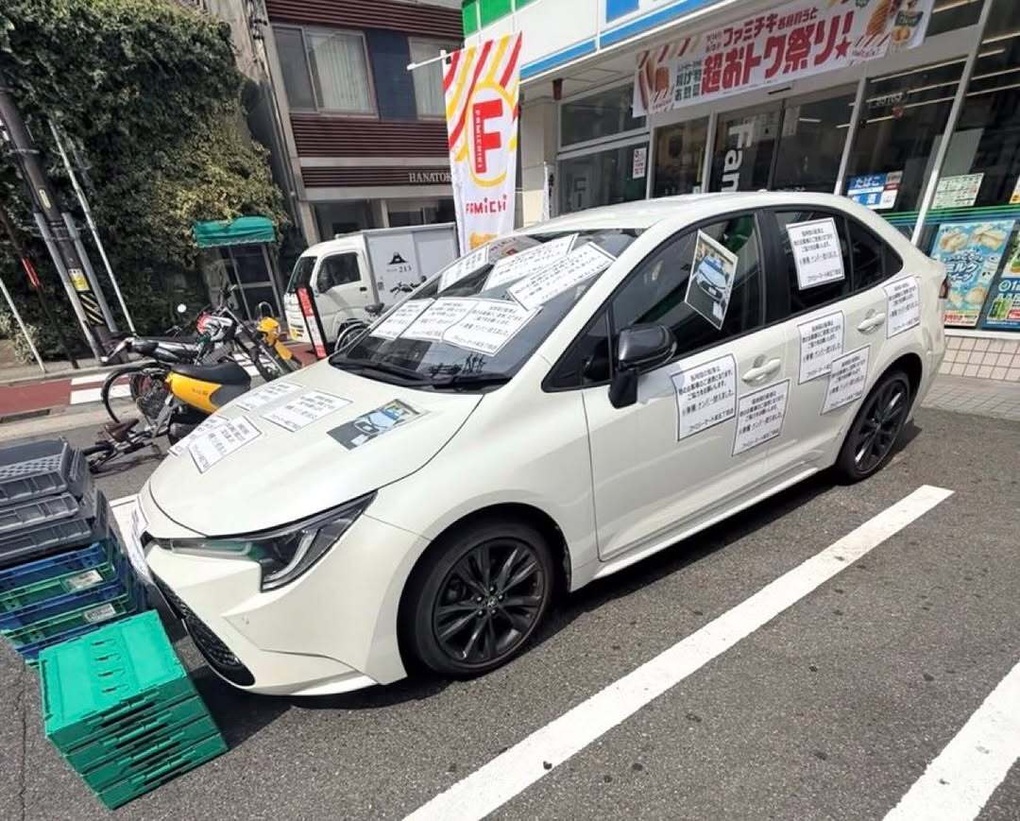 Bùng nổ tranh cãi về chiếc Toyota đỗ nhiều ngày trước cửa hàng tiện lợi - 2