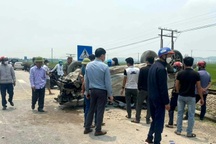 Tài xế xe bán tải thoát chết sau khi bị tàu hỏa tông bay khỏi đường ray