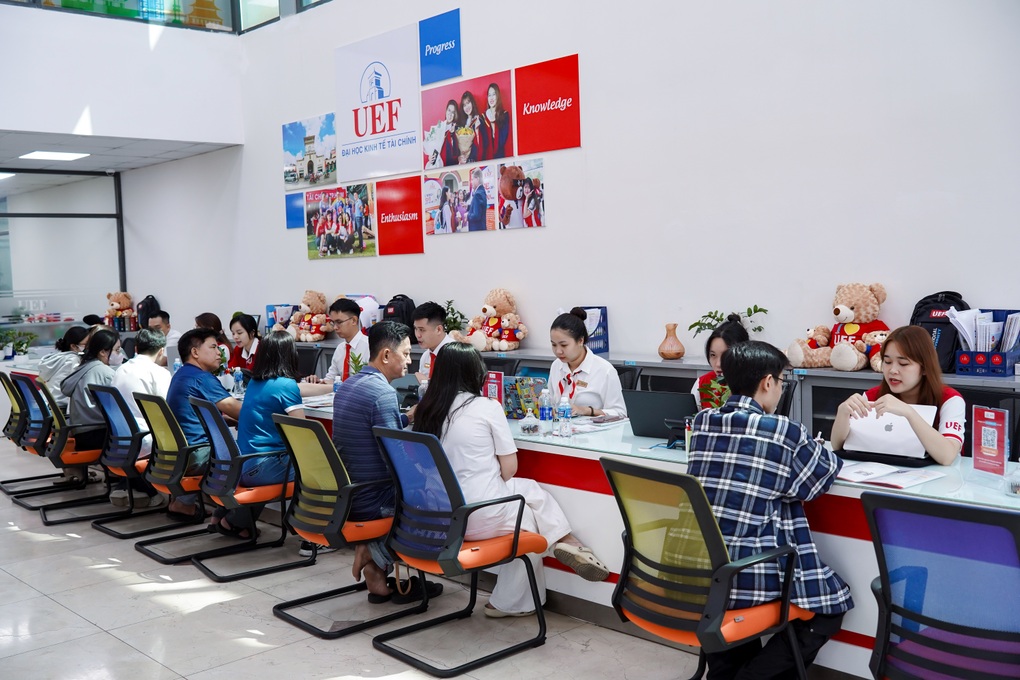 Nhiều thí sinh chuyển hướng xét học bạ sau khi biết điểm thi tốt nghiệp THPT - 1 Nhiều thí sinh chuyển hướng xét học bạ sau khi biết điểm thi tốt nghiệp THPT - 1