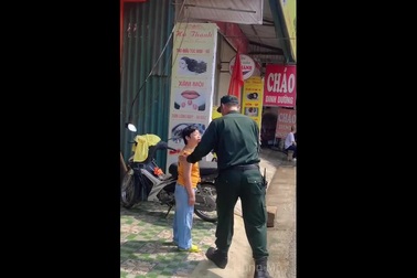 Sĩ quan CSCĐ tặng còi chỉ huy cho bé gái ở Điện Biên