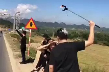 Á hậu Huyền My và nhóm bạn quay clip "thử thách ma-nơ-canh" ở Mộc Châu