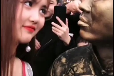 Cô gái xinh đẹp đến mức… tượng cũng phải động lòng