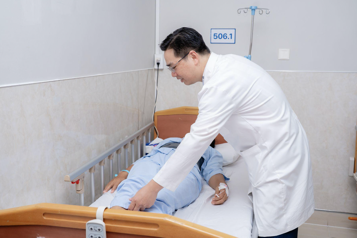 Vượt hàng trăm km từ Campuchia đến TPHCM cấp cứu 2 chân có nguy cơ liệt - 1