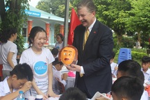 Đại sứ Mỹ múa lân, nặn bánh trung thu cùng trẻ em khuyết tật Việt Nam