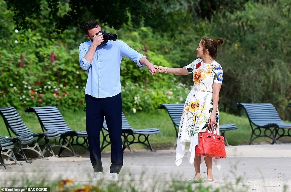 Jennifer Lopez và Ben Affleck hôn nhau tình tứ trong tuần trăng mật ở Paris - 2 Jennifer Lopez và Ben Affleck hôn nhau tình tứ trong tuần trăng mật ở Paris - 2