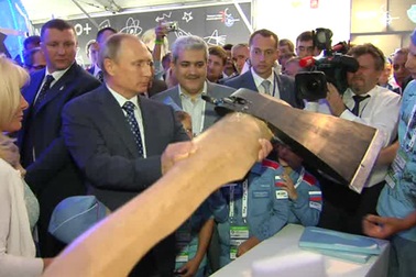 Tổng thống Putin ấn tượng với "chiếc rìu bay" tại triển lãm MAKS-2015