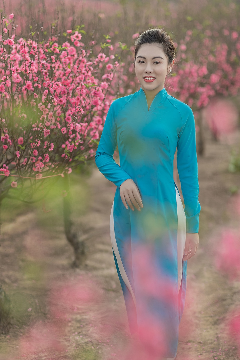 Nữ nhân viên hàng không khoe dáng nuột nà giữa vườn đào ngày Xuân - 4 Nữ nhân viên hàng không khoe dáng nuột nà giữa vườn đào ngày Xuân - 4