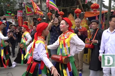 Trai làng Triều Khúc lả lơi trong điệu "con đĩ đánh bồng"