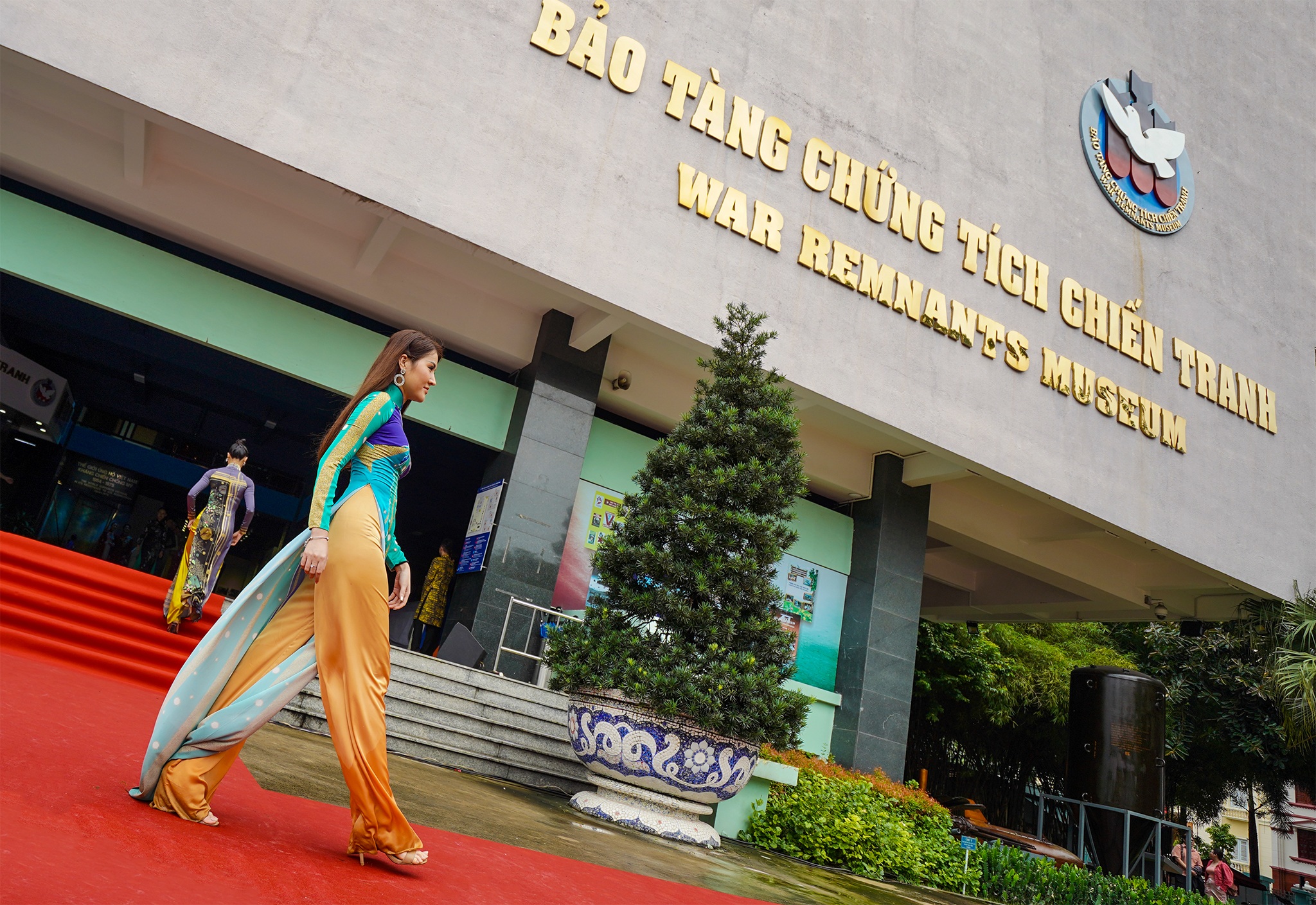 Đường phố, điểm du lịch… ở TPHCM biến thành sàn diễn áo dài - 7 Đường phố, điểm du lịch… ở TPHCM biến thành sàn diễn áo dài - 7