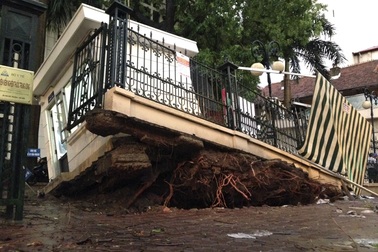 Hà Nội ngổn ngang sau trận mưa gió lạ thường