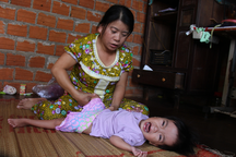 3 con bị xương thủy tinh, bố muốn mua hộp sữa cho con cũng... đắn đo