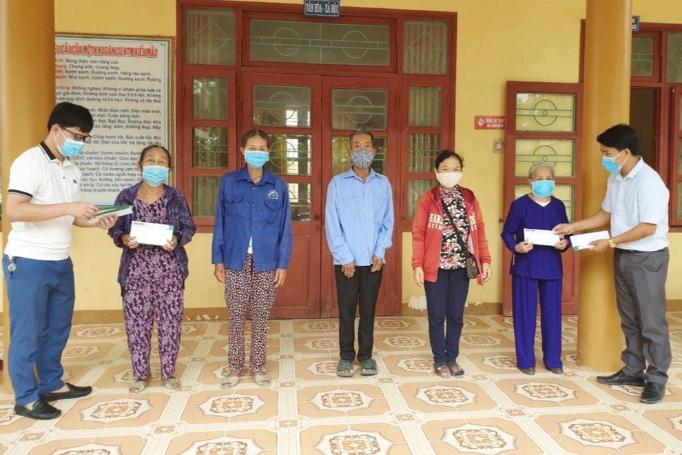 Báo Dân trí tặng quà gia đình chính sách tại Quảng Bình nhân dịp 27/7 - 1 Báo Dân trí tặng quà gia đình chính sách tại Quảng Bình nhân dịp 27/7 - 1