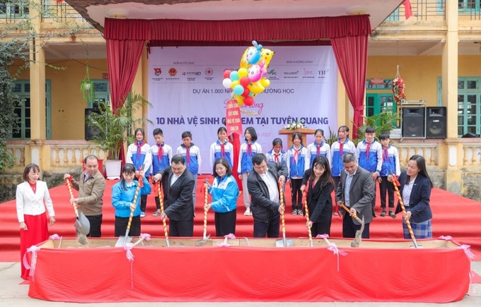 Các đại biểu làm lễ động thổ khởi công xây dựng 32 nhà vệ sinh trường học. Ảnh vietnamplus.vn