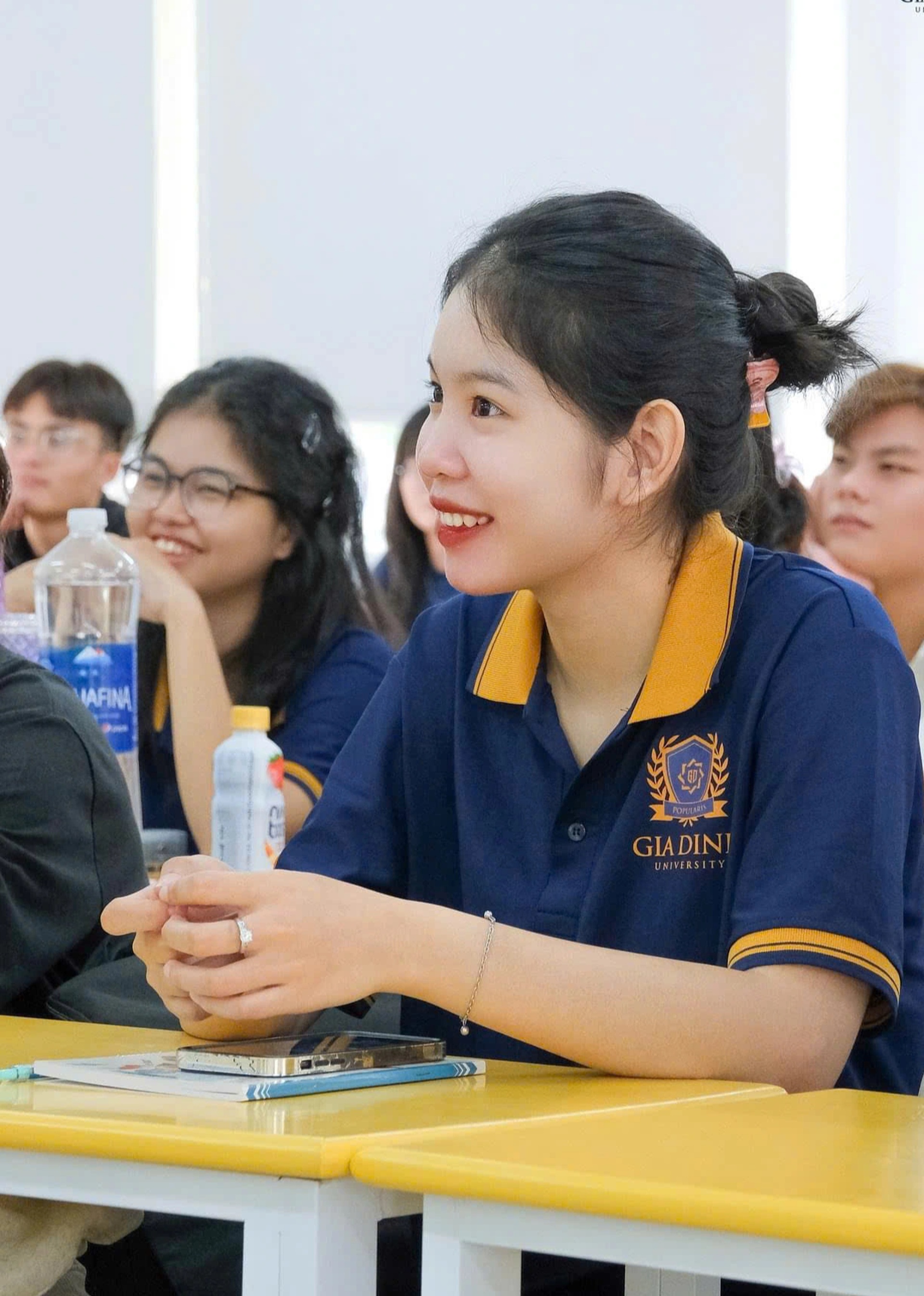 A group of handsome men and beautiful women were carefully selected to participate in the April 30th parade - October 10 Dàn trai xinh, gái đẹp được tuyển chọn gắt gao tham gia diễu binh 30/4 - 10