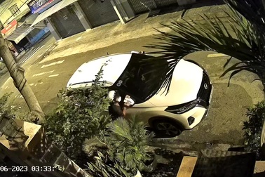Clip tên trộm bẻ cặp gương chiếu hậu ô tô trong 15 giây ở TPHCM