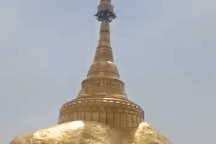 Tảng đá dát vàng phá vỡ nguyên tắc trọng lực, còn nguyên sau động đất