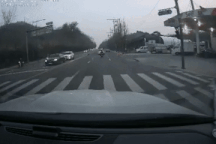 Vụ hố "tử thần" giữa đường phố: Lời kể của tài xế may mắn thoát chết