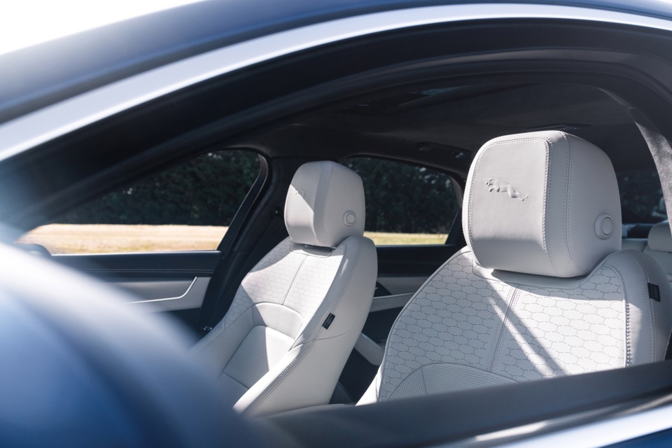 Jaguar XF 2021 đã sẵn sàng, thêm lựa chọn trong phân khúc sedan hạng sang - 14 Jaguar XF 2021 đã sẵn sàng, thêm lựa chọn trong phân khúc sedan hạng sang - 14
