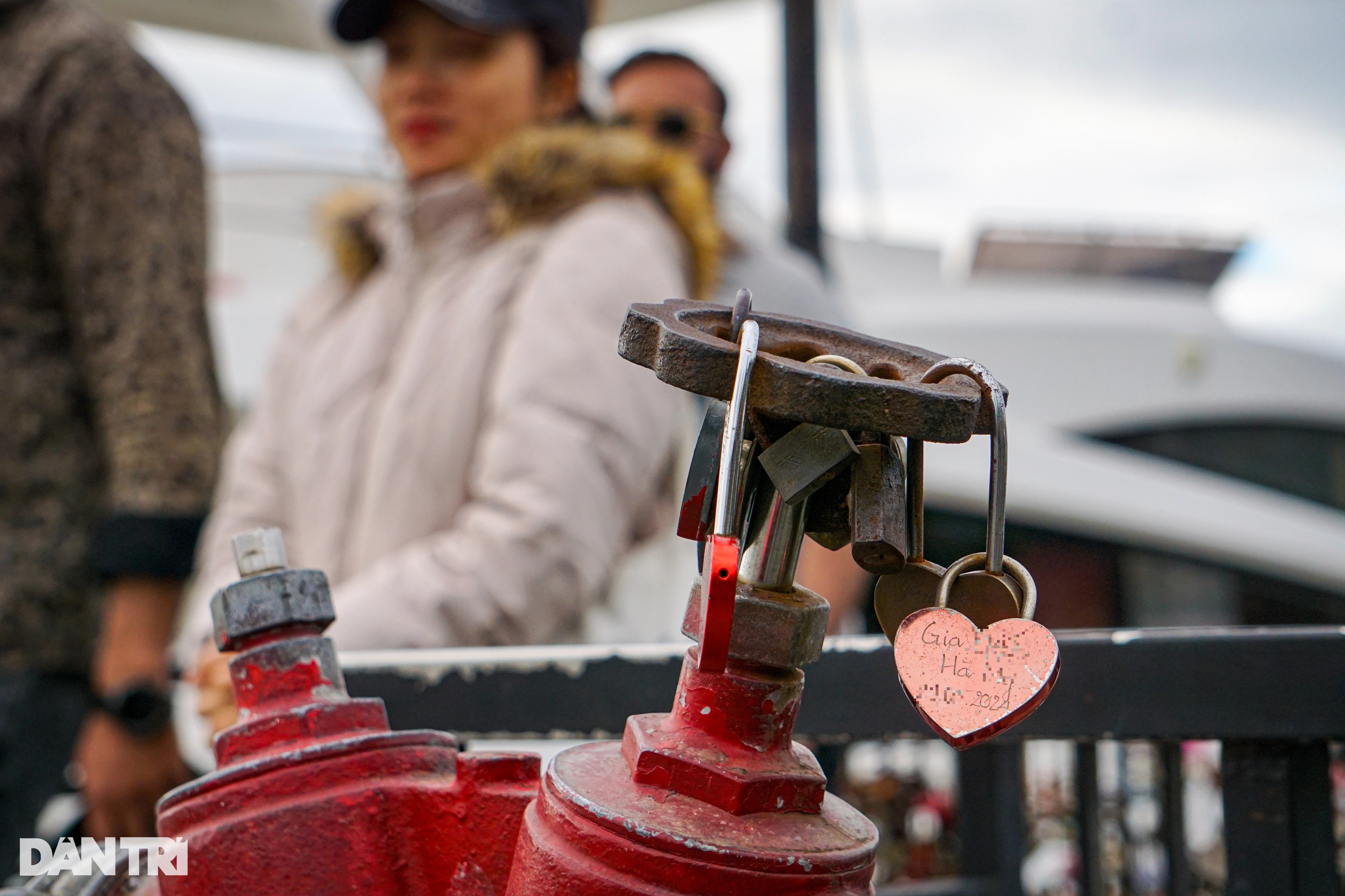 View - Muôn kiểu "khóa tình yêu" chi chít trên cầu lãng mạn nhất Đà Nẵng | Báo Dân trí