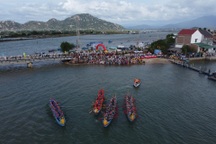 Hơn 10.000 người đổ về Đầm Nại xem đua thuyền rồng