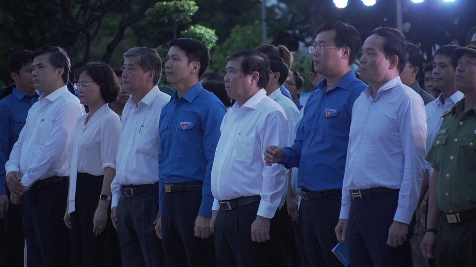 Hàng ngàn ngọn nến thắp sáng nghĩa trang trong đêm tri ân liệt sĩ - 3 Hàng ngàn ngọn nến thắp sáng nghĩa trang trong đêm tri ân liệt sĩ - 3