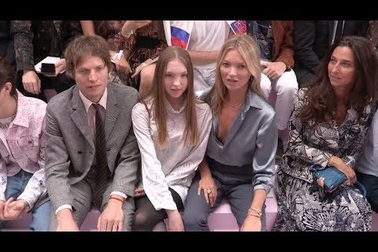 Kate Moss ngồi hàng đầu show thời trang cùng bạn trai