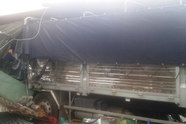 Xe tải chở hàng chục tấn gỗ lao thẳng vào nhà dân