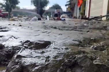 Cận cảnh lớp bùn đất bám dày trên đường phố Huế sau lũ