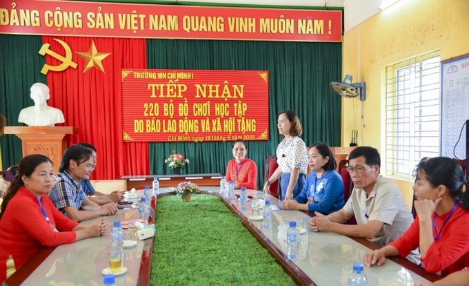 Bà Nguyễn Thị Hà, Phó Trưởng Phòng Giáo dục và Đào tạo huyện Tứ Kỳ gửi lời cám ơn sự quan tâm của Lãnh đạo Báo Lao động và Xã hội và nhà tài trợ.
